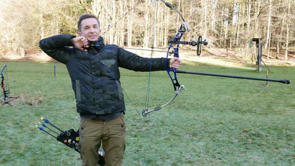 Eric Mayer lernt innerhalb eines Tages, mit einem olympischen Compoundbogen zu schießen. Wird er seine Pfeile ins Ziel bringen? | Rechte: ZDF/Sandra Palm