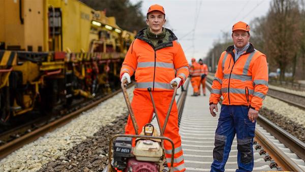 Mit über 500 Tonnen Gewicht rast der ICE über die Schienen. Wer kontrolliert eigentlich, ob diese auch fest verschraubt sind? "PUR+"-Moderator Eric Mayer macht den Sicherheits-Check. | Rechte: ZDF/ZDF Grafik