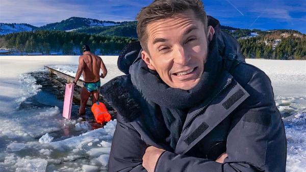 Nichts für Warmduscher: Moderator Eric Mayer macht den Kältetest und taucht ins Eiswasser ein. Schafft er es, ohne Schutzanzug 25 Meter im drei Grad Celsius kalten Wasser zu schwimmen? | Rechte: ZDF/ZDF Grafik