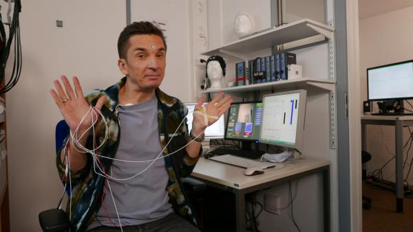 "PUR+"-Moderator Eric Mayer testet einen Lügendetektor. Kann das Gerät erkennen ob Eric lügt oder die Wahrheit sagt? | Rechte: ZDF/Sandra Palm