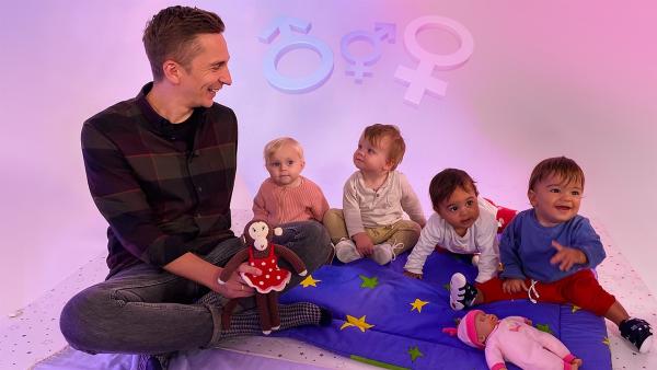 Moderator Eric Mayer testet in einem Experiment mit fünf Jugendlichen und fünf Kleinkindern, wie schnell wir Menschen in Geschlechter-Schubladen stecken und dementsprechend behandeln. | Rechte: ZDF