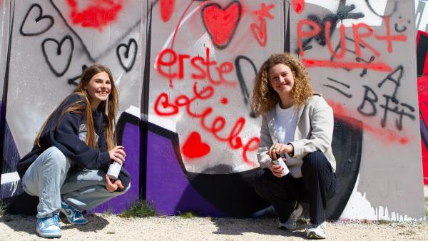 Emma (r.) und Angelina (l.) von der "Mädchen-WG" sind als "PUR+"-Liebesreporterinnen unterwegs und fragen nach: Wie geht verlieben? | Rechte: ZDF/Anabel Münstermann