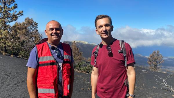 Eric Mayer (r.) und Vulkanexperte Jaime Colleo (l.) sind auf La Palma unterwegs, um sich anzuschauen, welche Spuren die verschiedenen Vulkanausbrüche auf der Insel hinterlassen haben und welche zerstörerische, aber auch schöpferische Kraft in einem Vulkanausbruch liegt. | Rechte: ZDF/Sandra Palm