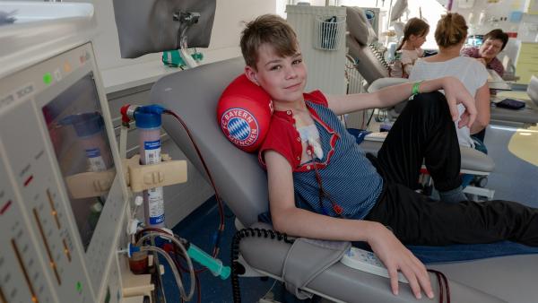 Adrian (l.) braucht dringend eine neue Niere. Bis ein passender Spender gefunden ist, muss er dreimal in der Woche zur Dialyse - schwänzen darf er nie, sonst würde sein Körper sich selbst vergiften. | Rechte: ZDF/Florian Lippke