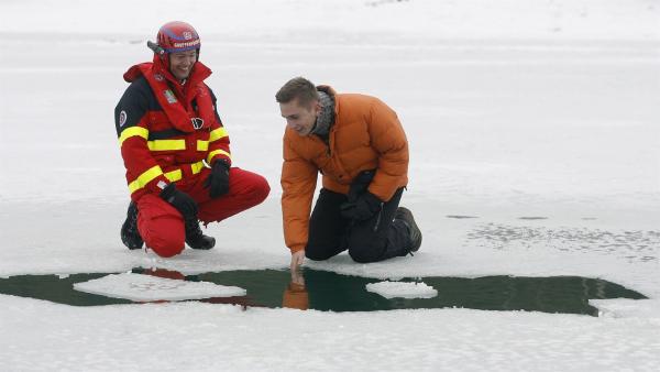 Stuntman des Wissens Eric Mayer simuliert einen Einbruch ins Eis des Bibisees bei Wolfratshausen. | Rechte: ZDF/Alexandra Beier