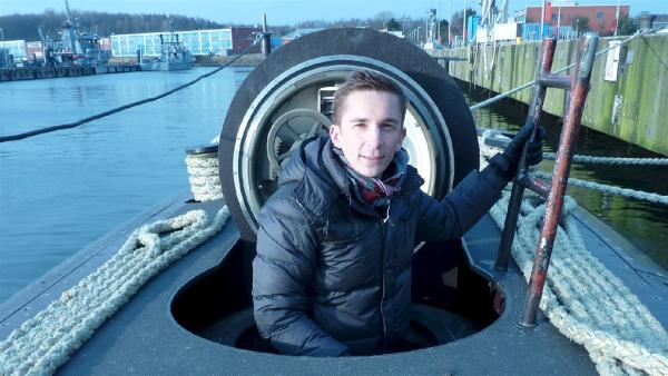 Eric Mayer, pur+ Stuntman des Wissens in Kiel bei einer Tauchfahrt  im modernsten U-Boot der Bundesmarine U33 | Rechte: ZDF/Wolfgang Pruss