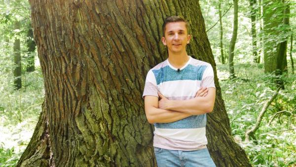 Eric steht vor einem Baum | Rechte: ZDF