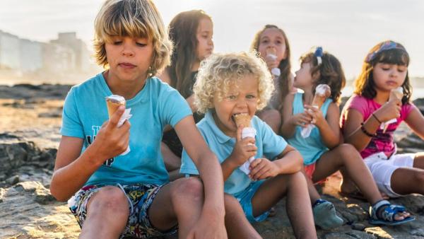 Kinder essen Eis. | Rechte: ZDF
