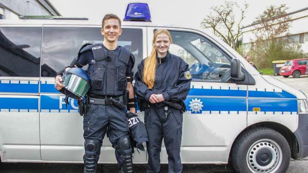 Eric als Polizist vor Polizeiauto | Rechte: ZDF