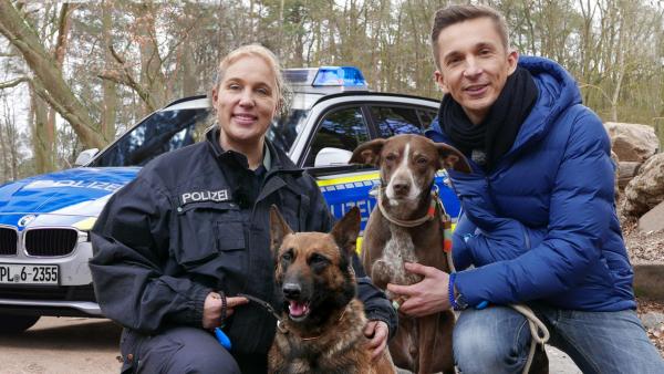Eric mit Polizist und Polizeihund | Rechte: ZDF
