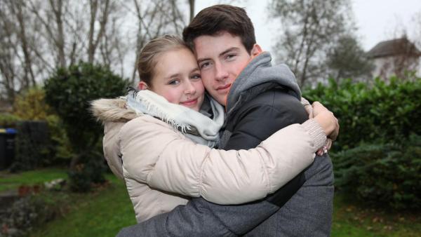 Verliebtes Paar umarmt sich. | Rechte: ZDF