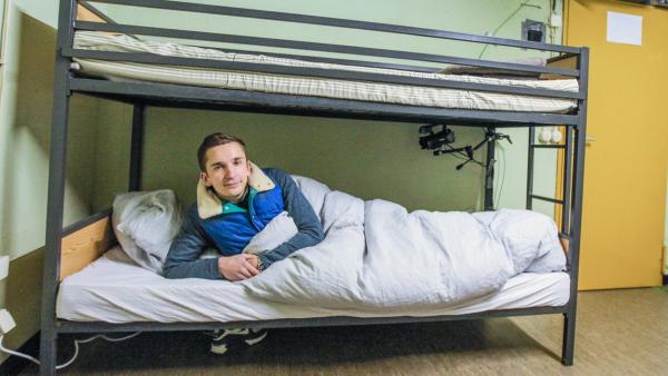 Eric auf einem Bett allein in einem Bunker. | Rechte: ZDF