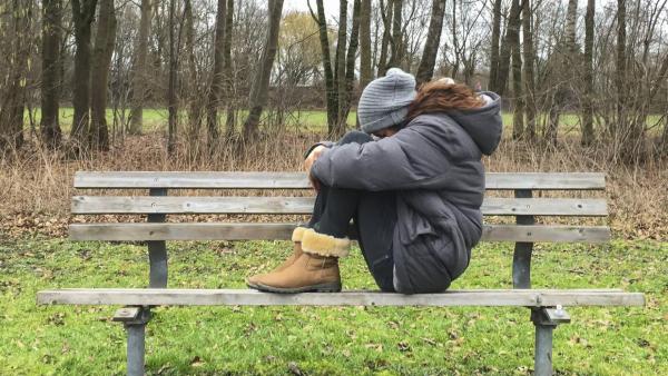 Trauriges Mädchen auf einer Bank | Rechte: ZDF