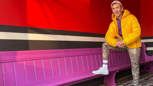 PUR+ - Teaser - MT25 - Mode und Styling | Rechte: ZDF Der Moderator Eric in seinem beuen Look mit gelber Jacke, Leoprint-Hose und Mütze