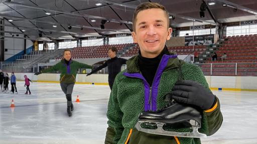 Fotocollage: Moderator Eric Mayer steht auf einer Eisbahn. Über seiner Schulter hängen Schlittschuhe, die er mit der Hand festhält. Im Hintergrund auf der Eisfläche sieht man Moderator Eric Mayer und seinen Coach, den Eiskunstläufer Robin Rücker, laufen.