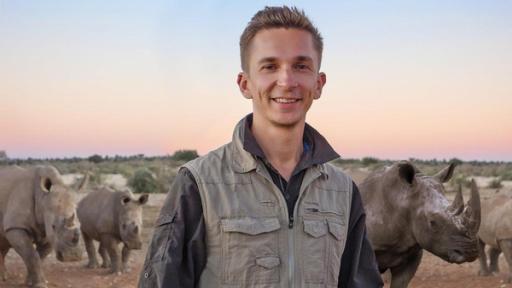 Moderator Eric Mayer zusammen mit Nashörnern in Namibia.