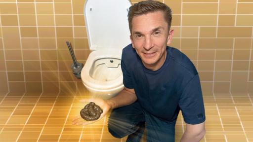 Moderator Eric Mayer kniet in einem Bad mit bräunlich-gelben Fliesen neben einer geöffneten Toilettenschüssel. Eric blickt freundlich schauend in die Kamera. In seiner geöffneten, flachen Hand hält er einen Kackhaufen. Der Kackhaufen wird von einem hellen gelben Licht umstrahlt.