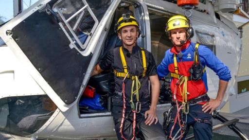 Eric mit der Bergwacht vor einem Hubschrauber