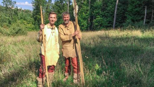 Eric mit Steinzeotexperten auf einer Wiese