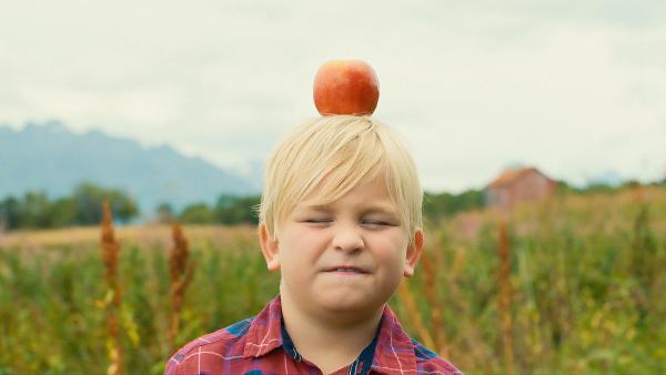 ERIK (Hilmar Godvik) wartet darauf, dass der Apfel vom Pfeil getroffen wird | Rechte: NDR