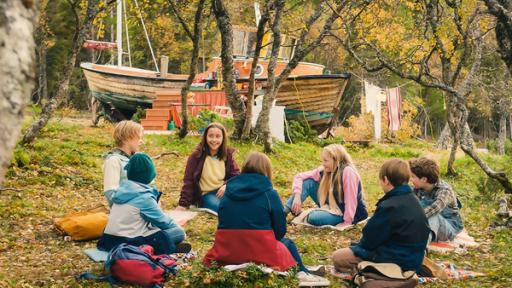 JONAS (Konrad Barosen), ERIK (Hilmar Godvik), VÅRIN (Tuva Valnes Anthonsen), STINE (Andrea Leonora Melchiorsen), THERESE (Johanne Hafstad), KASPER( Matheo Anbakk) und TORE (Emrik Nøvik Jensen) überlegen, wie sie sich gemeinsam an dem gemeinen Dag rächen können. 