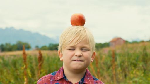 ERIK (Hilmar Godvik) wartet darauf, dass der Apfel vom Pfeil getroffen wird