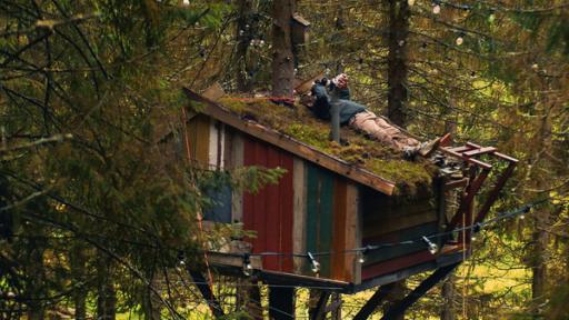 Kasper ( Matheo Anbakk) liegt auf dem Baumhaus und sucht nach den Sternen




