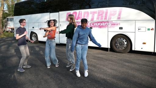 Die Techfans Shalin, Tiara, Emilia und Maël lernen sich in Erfurt kennen, erkunden den Nightliner-Bus  und begegnen Tourguide Marlen und dem Roboterhund "Dr. Herzog Roboter von Knödel". Zusammen mit Marlen schauen sie hinter die Kulissen des KIKA und besuchen das Studio von "Team Timster". Dort treffen sie das erste Mal auf das Hologramm Dave, der sie vor ein Rätsel stellt.