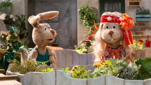 Hase Otto ist zusammen mit seiner Tante Gitte im Garten.