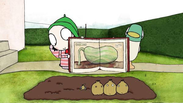 Sarah und Duck fragen sich, warum die Zwiebeln so klein bleiben? Sarah versucht es mit Hilfe ihres Gemüsebuchs herauszufinden. | Rechte: NDR/A Karrot Entertainment for BBBC/BBC Worldwide
