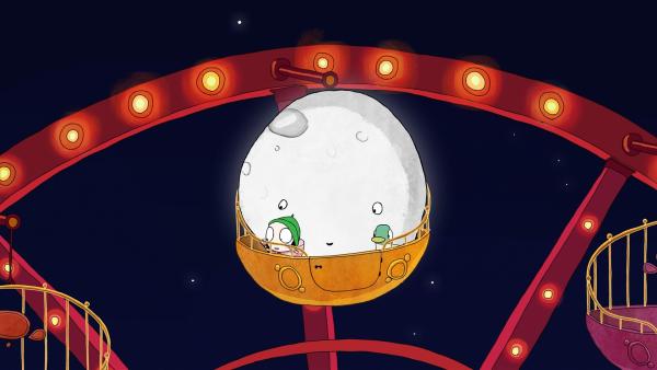 Sarah und Duck fahren mit dem Mond Karussell. | Rechte: NDR/A Karrot Entertainment for BBC/BBC Worldwide