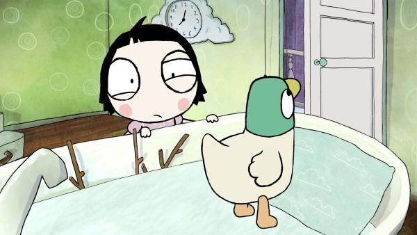 Sarah und Duck werden von einem ohrenbetäubenden Lärm im Haus geweckt. | Rechte: NDR/A Karrot Entertainment for BBC/BBC Worldwide