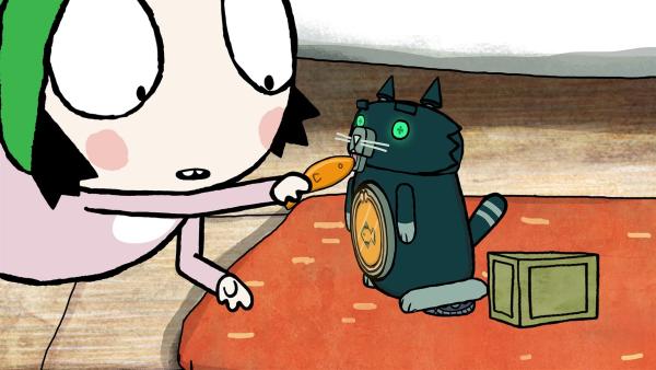 Sarah füttert die Robo-Katze mit Fisch. | Rechte: NDR/Karrot Entertainment 2016