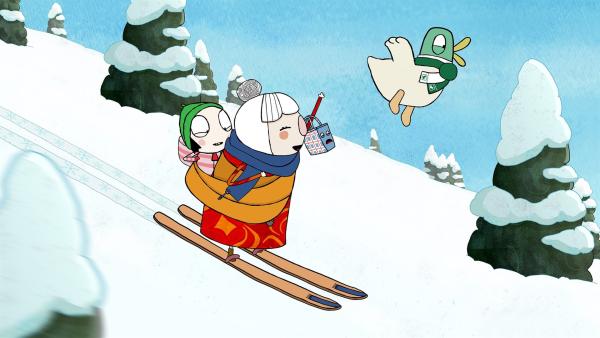 Sarah, Duck, Frau Schal und Tasche sausen auf Skiern den Berg hinab nach Hause. | Rechte: NDR/Karrot Entertainment 2016
