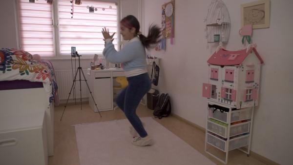 Asra nimmt in ihrem Zimmer ein TikTok Video auf. | Rechte: Dirk Heuer