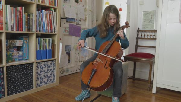 Mika erklärt sein Cello | Rechte: KiKA