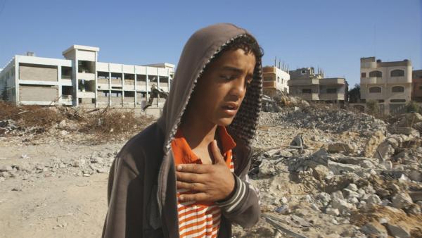 Akram vor Kriegsruinen in Gaza Stadt | Rechte: SWR/John Toft