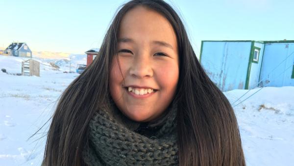 Emilia lebt in Oqatsut, einem winzigen Dorf auf Grönland.  | Rechte: hr/Timeline Film+TV