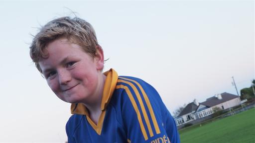 Rechte: SWR/Ildico Wille Mac nach dem Gaelic-Football-Training. Gaelic Football ist ähnlich wie Fußball. Allerdings darf man den Ball auch mit der Hand spielen und den Gegner mit der Schulter aus dem Weg räumen.