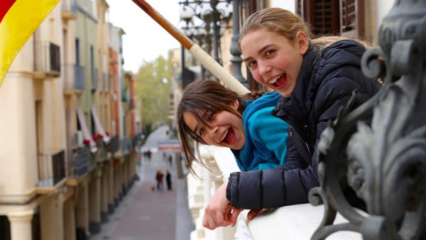 Aina (li.) und Lea (re.) auf dem Rathausbalkon von Vilafranca del Penedés mit katalanischer Fahne | Rechte: SWR/Christian Kapp