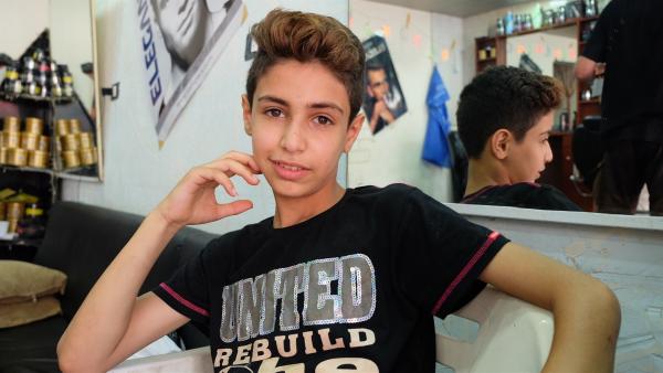 Mohammad im Friseurladen seines Vaters | Rechte: KiKA/Andrea Oster