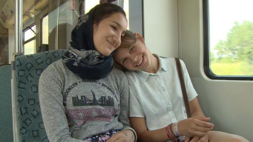 Hanna und Samira sind 13 Jahre alt und beste Freundinnen. Obwohl sich die Mädchen vor 2 Jahren nur mit Händen und Füßen verständigen konnten, mochten sie sich sofort.