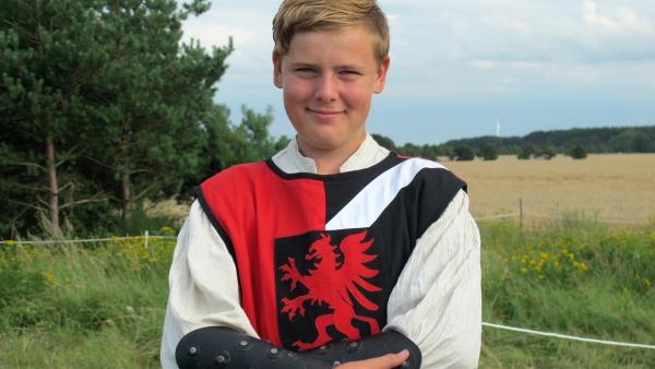 Markus ist 13 Jahre alt und trägt sein eigenes Ritterkostüm. | Rechte: rbb/Stefanie Köhne