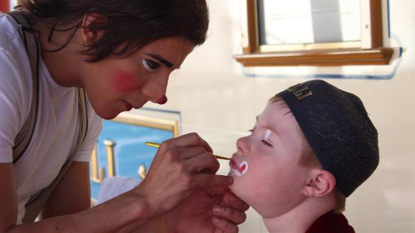 Chisterrin schminkt Kilian für den gemeinsamen Auftritt beim Zirkus. | Rechte: rbb/Bernadette Hauke