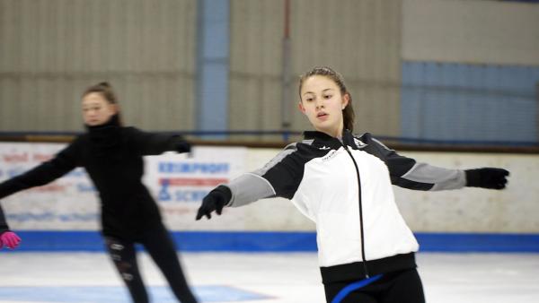 Dana ist 13 Jahre alt und trainiert auf dem Eis, denn sie ist Eiskunstläuferin. | Rechte: Radio Bremen/Bremedia Produktion GmbH