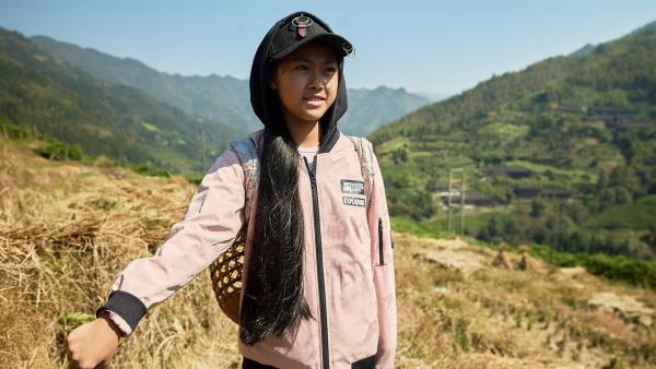 Panyuan im Reisfeld ihrer Eltern, das in den Bergen Südchinas liegt. | Rechte: SWR/Thomas Bresinsky