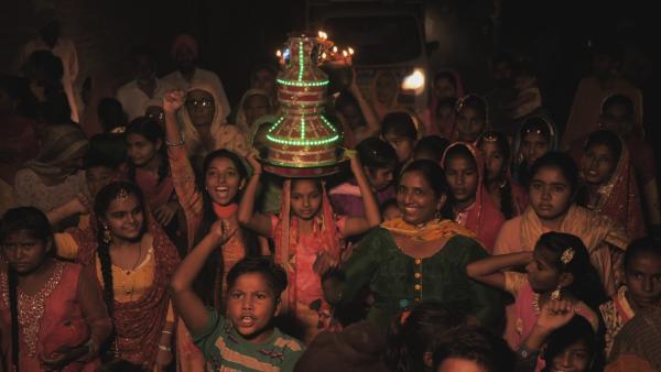 Gagan führt den Lichterzug durch ihr Dorf in Punjab, Indien, als Höhepunkt der von ihr organisierten Demonstration gegen die Umweltverschmutzung an. | Rechte: SWR/Irja von Bernstorff