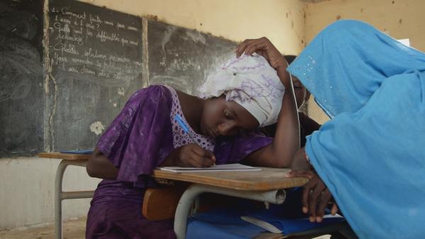Fatou schreibt einen wichtigen Test in der Schule. | Rechte: SWR/Irja von Bernstorff