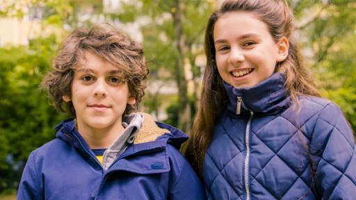 Rechte: rbb/Sons of Motion Pictures GmbH Isaac (l.) und Naomi (r.) Naomi und Isaak sind Geschwister und sagen über sich: „Wir sind auch beste Freunde und manchmal wären wir gern Zwillinge“.