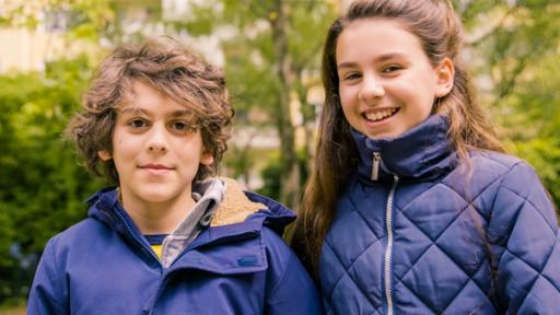 Isaac (l.) und Naomi (r.) Naomi und Isaak sind Geschwister und sagen über sich: „Wir sind auch beste Freunde und manchmal wären wir gern Zwillinge“.